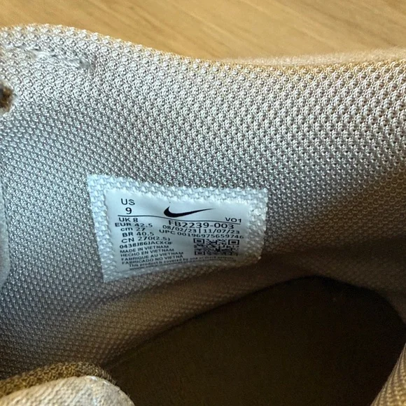 Nike Men’s Basketball Shoes in Light Gray - Picture 6 of 7